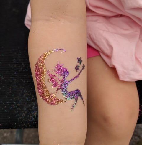 Glitzer-Tattoo-Kinderlachen