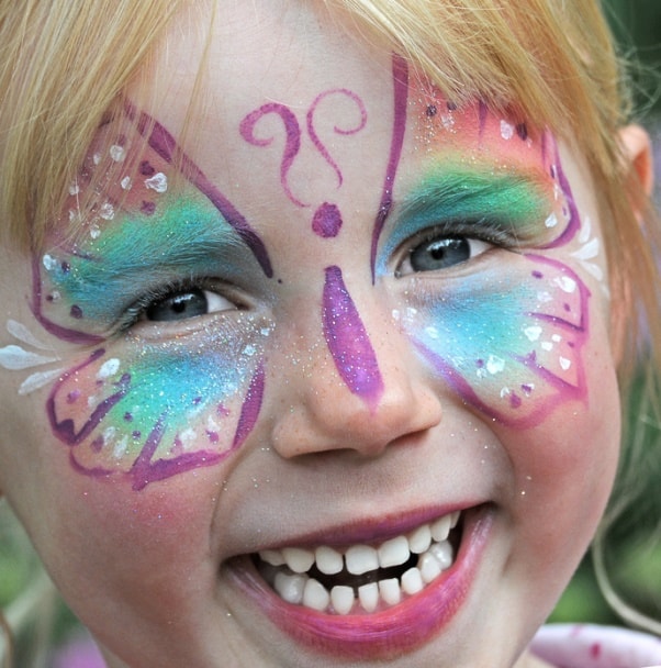 Kinderschminken-Glitzer-Tattoos-Kinderlachen